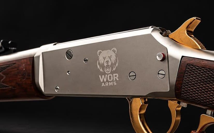 Lever Action gövdesindeki ayı amblemi, yakın plan