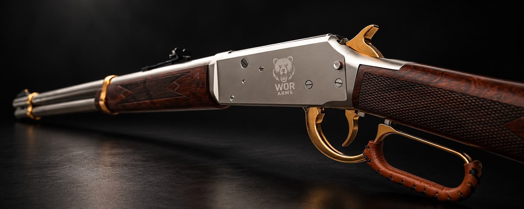 Lever Action'ın gümüş tonlu gövdesi, ayı amblemi ve altın renkli horoz ile tetik